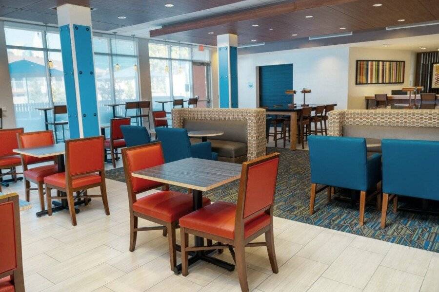 Holiday Inn Express & Suites 