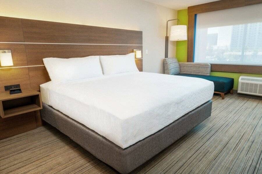 Holiday Inn Express & Suites hotel bedroom