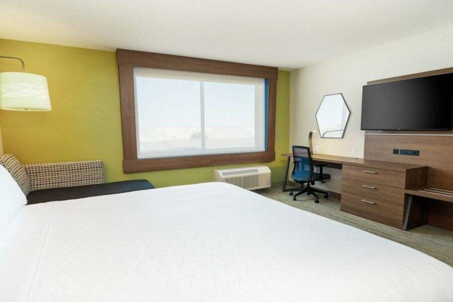 Holiday Inn Express & Suites hotel bedroom