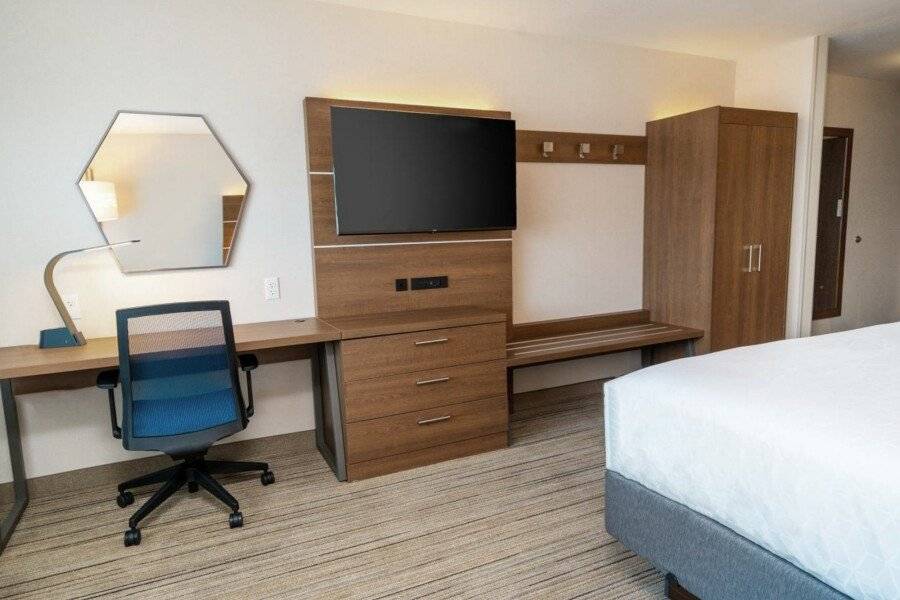 Holiday Inn Express & Suites hotel bedroom