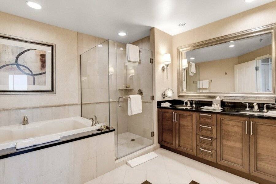 MGM Signature Towers by FantasticStay bathtub