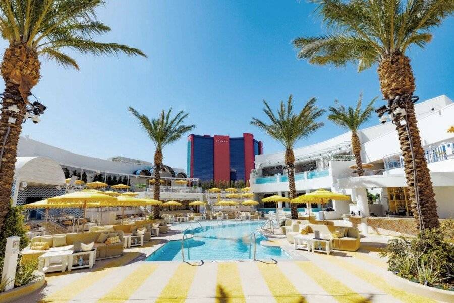 Fontainebleau Las Vegas outdoor pool,bar,garden