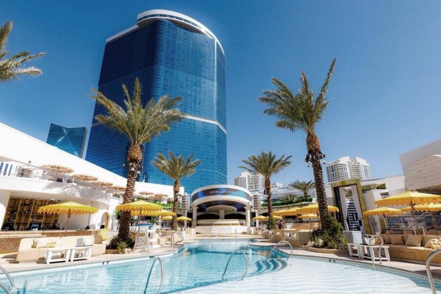 Fontainebleau Las Vegas facade,outdoor pool