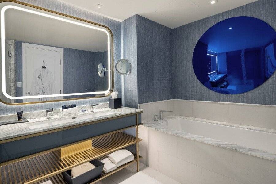 Fontainebleau Las Vegas bathtub