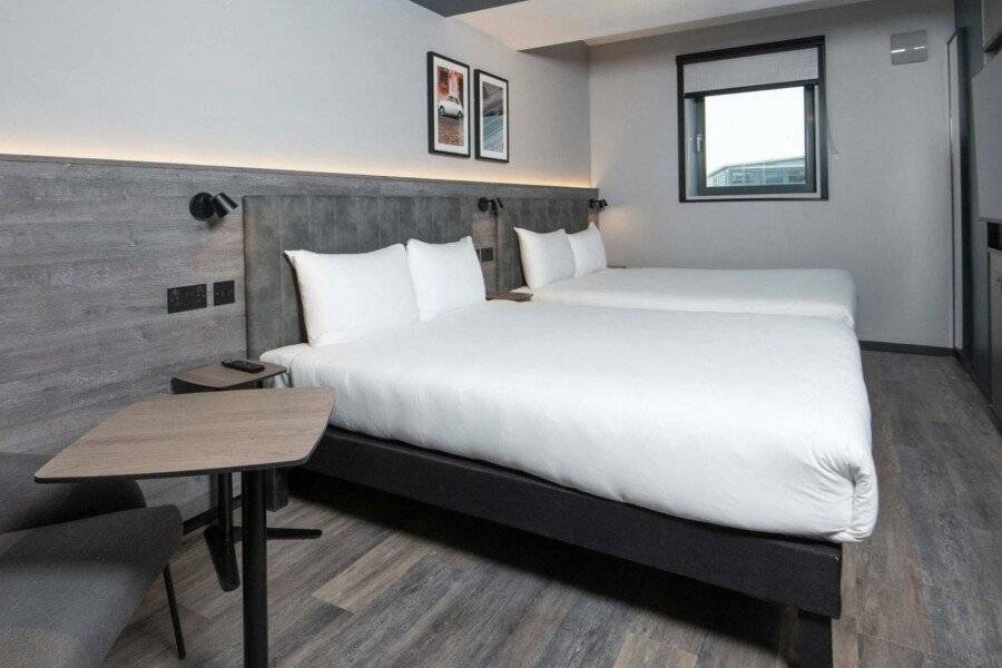 ibis Styles London Gatwick Airport hotel bedroom