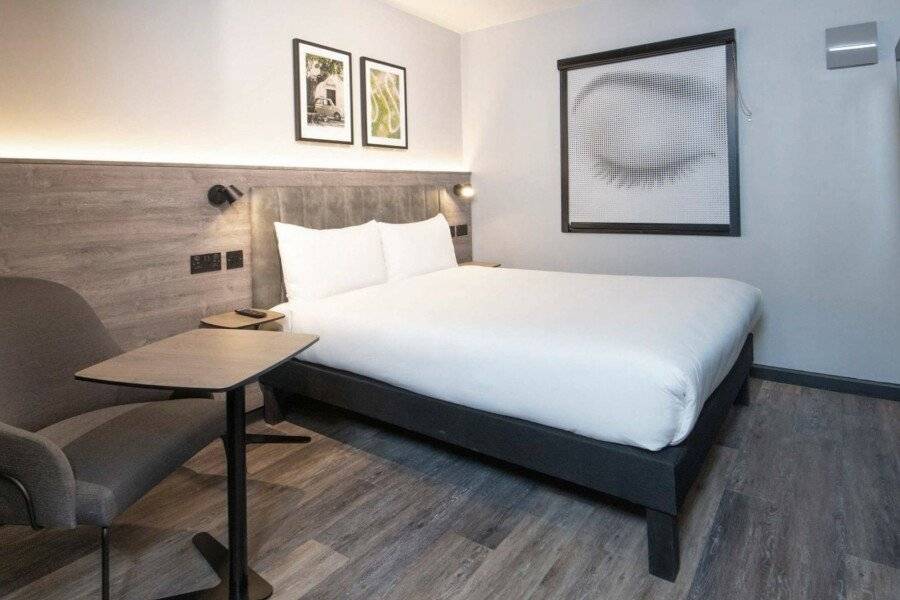 ibis Styles London Gatwick Airport hotel bedroom