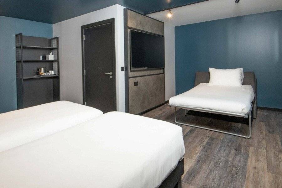 ibis Styles London Gatwick Airport hotel bedroom