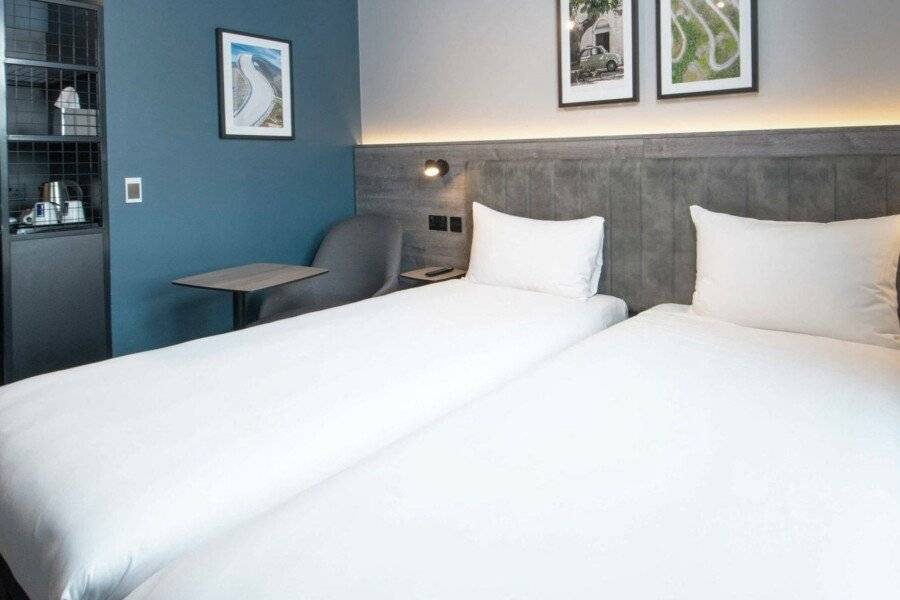 ibis Styles London Gatwick Airport hotel bedroom