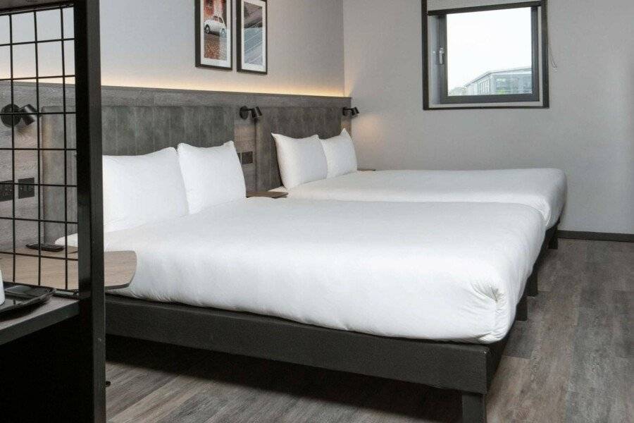 ibis Styles London Gatwick Airport hotel bedroom