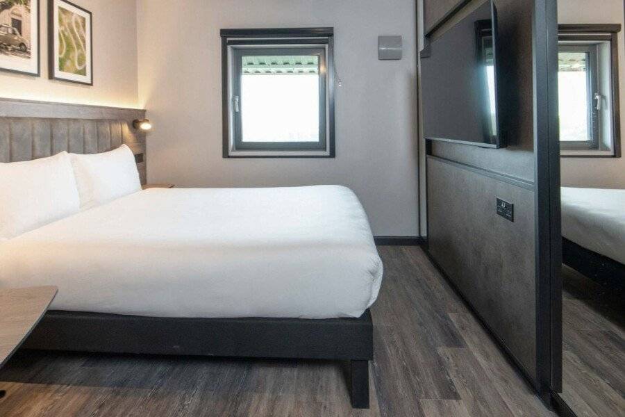 ibis Styles London Gatwick Airport hotel bedroom