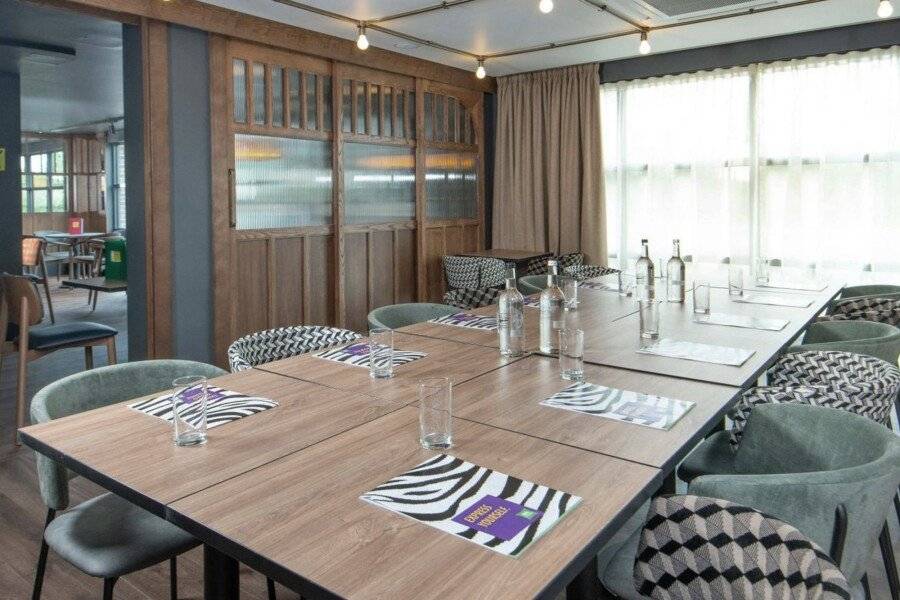 ibis Styles London Gatwick Airport restaurant