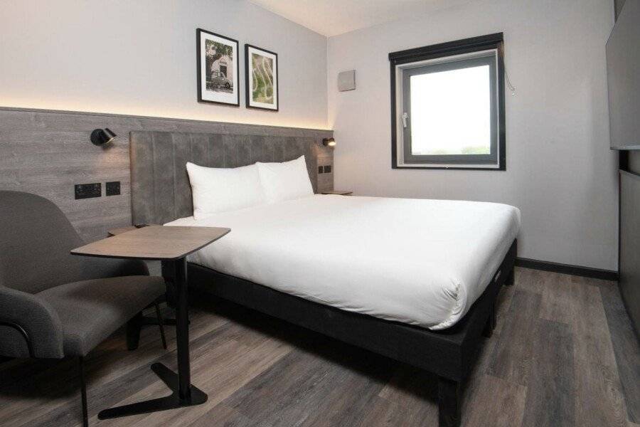 ibis Styles London Gatwick Airport hotel bedroom