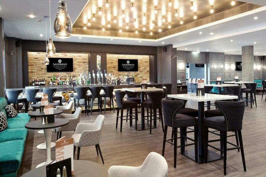 Sandman Signature London Gatwick Hotel bar