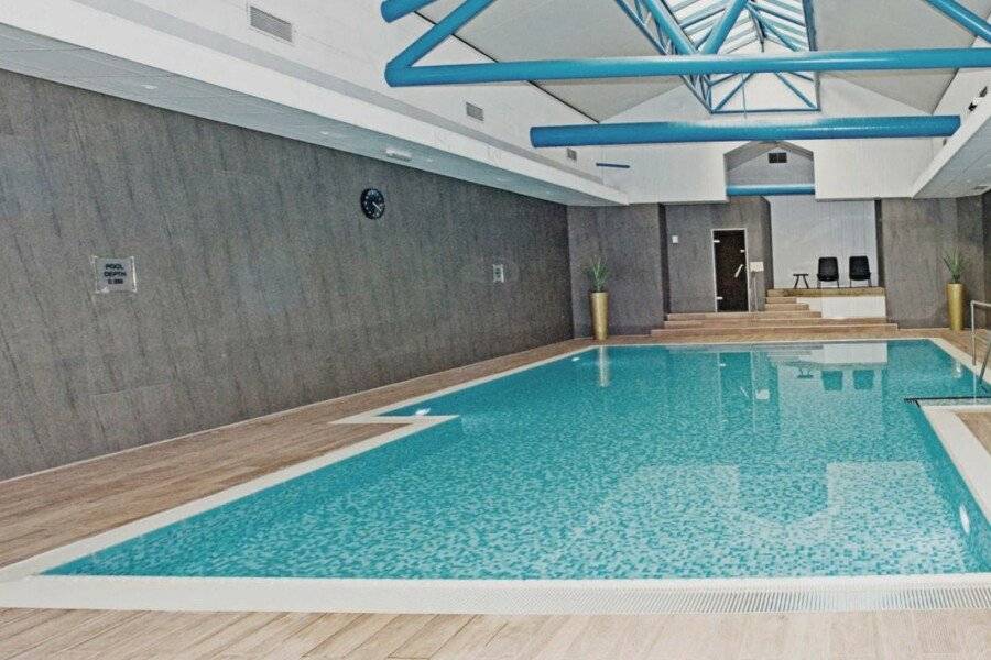 Sandman Signature London Gatwick Hotel indoor pool,spa