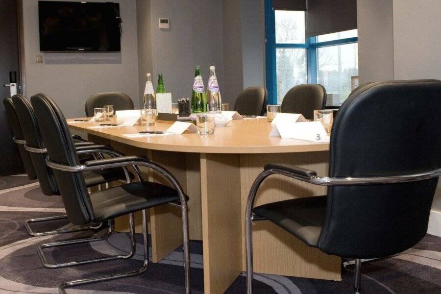 Sandman Signature London Gatwick Hotel conference room,meeting room