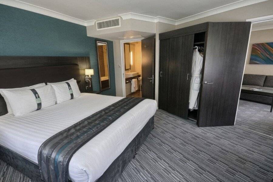 Holiday Inn London Gatwick hotel bedroom