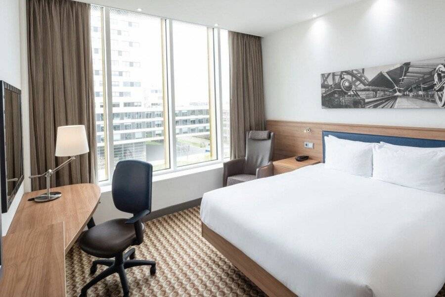 Hampton by Hilton Amsterdam Airport Schiphol hotel bedroom