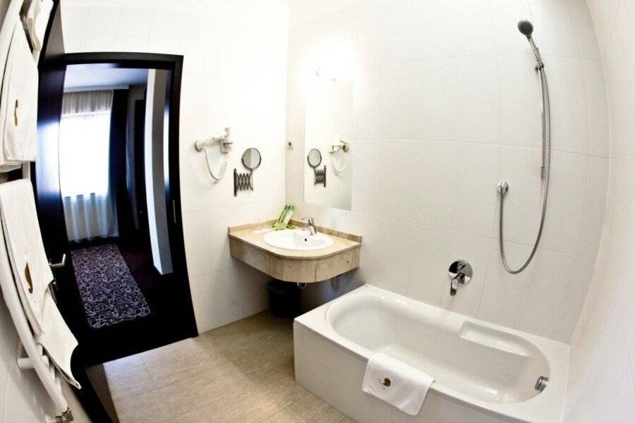 Budapest Airport Hotel Stáció Wellness & Konferencia bathtub