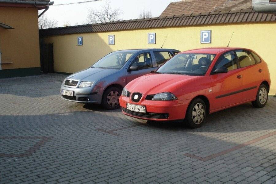 Halász Airport Panzio parking