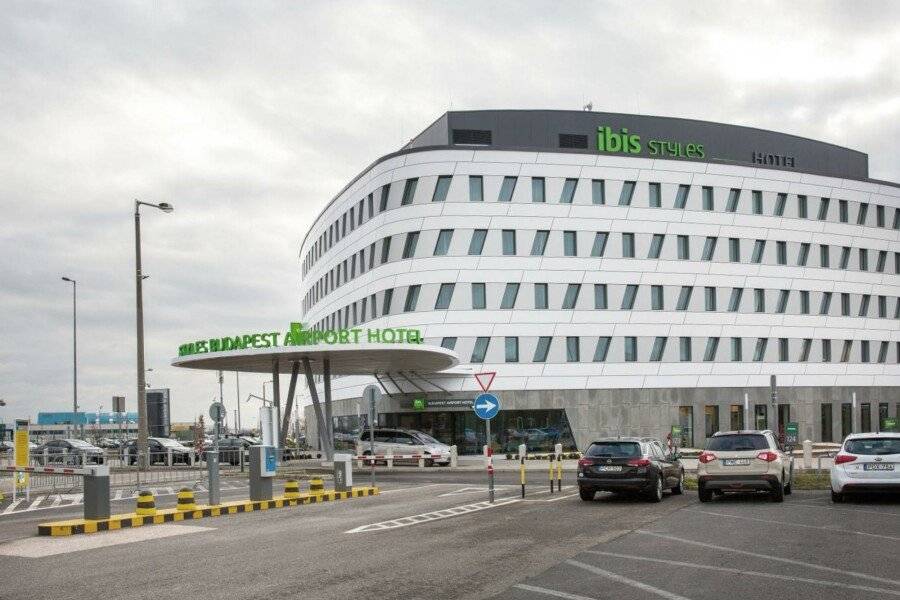 ibis Styles Budapest Airport facade,parking