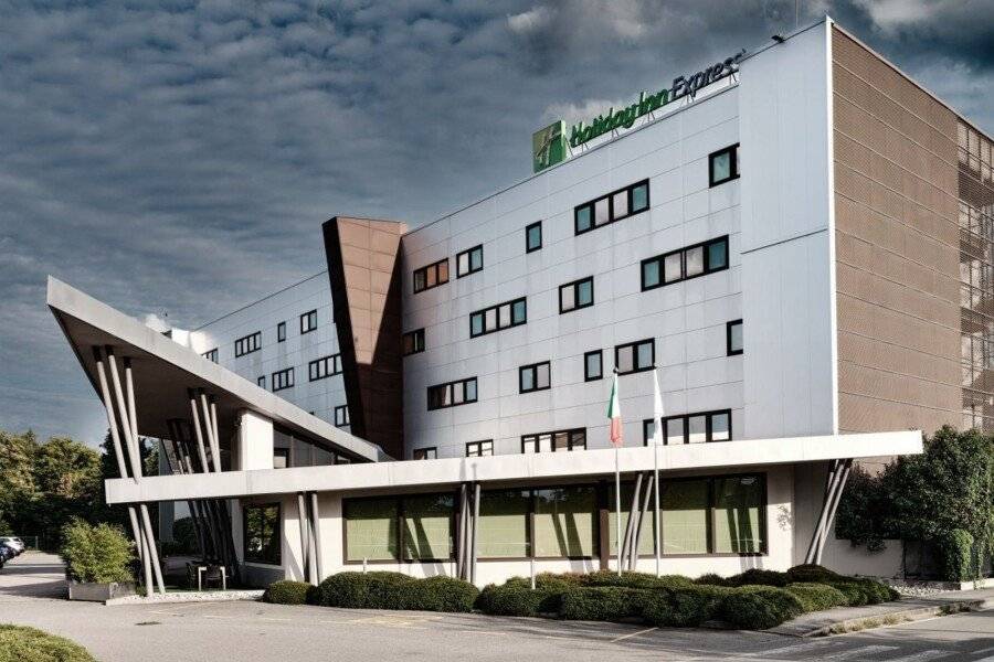 Holiday Inn Express Milan-Malpensa Airport facade