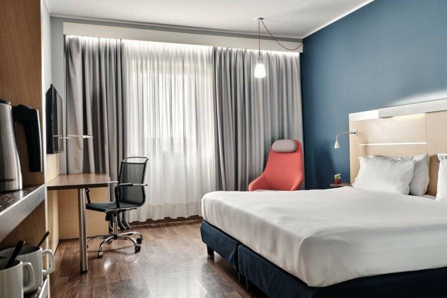 Holiday Inn Express Milan-Malpensa Airport hotel bedroom