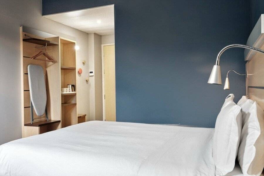 Holiday Inn Express Milan-Malpensa Airport hotel bedroom