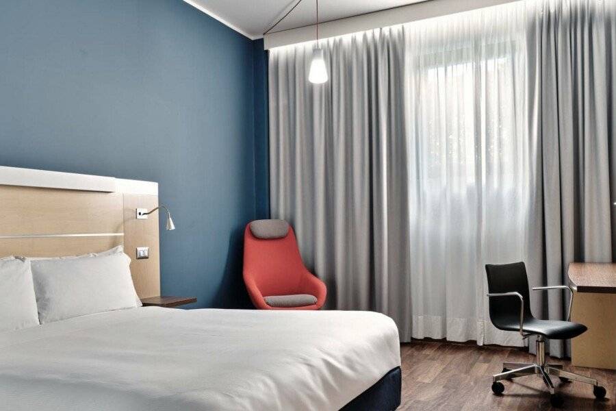 Holiday Inn Express Milan-Malpensa Airport hotel bedroom