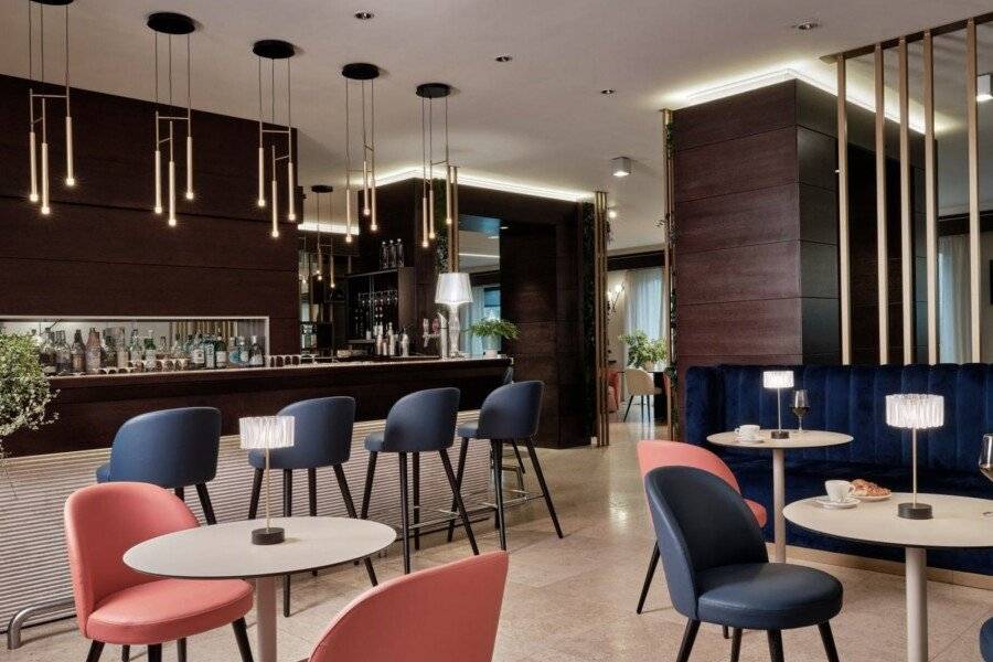 Crowne Plaza Milan bar,lobby