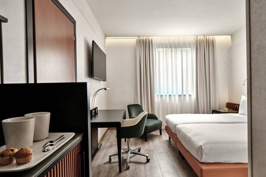 Crowne Plaza Milan hotel bedroom