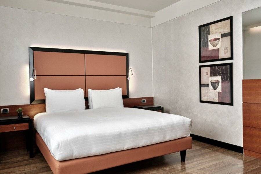 Crowne Plaza Milan hotel bedroom