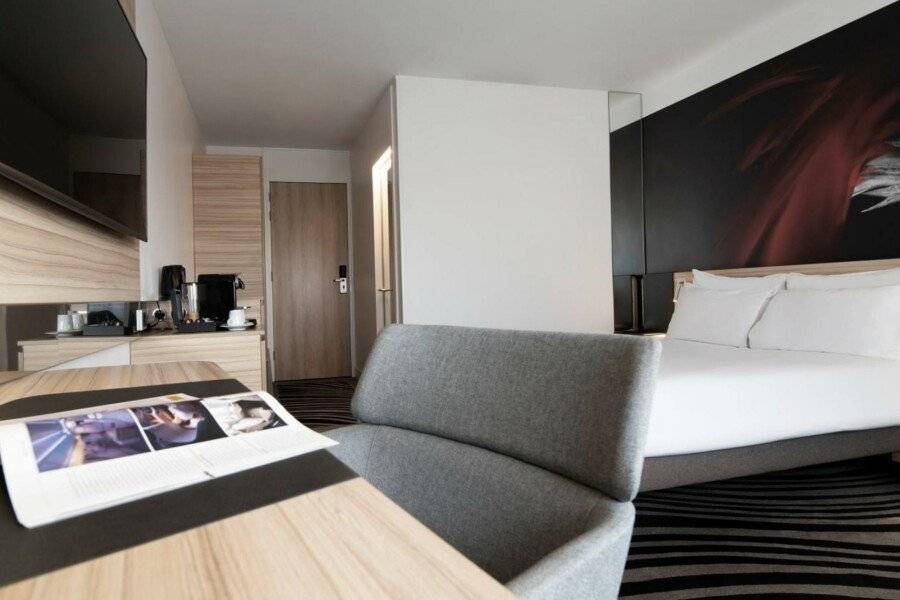 Novotel Amsterdam City hotel bedroom