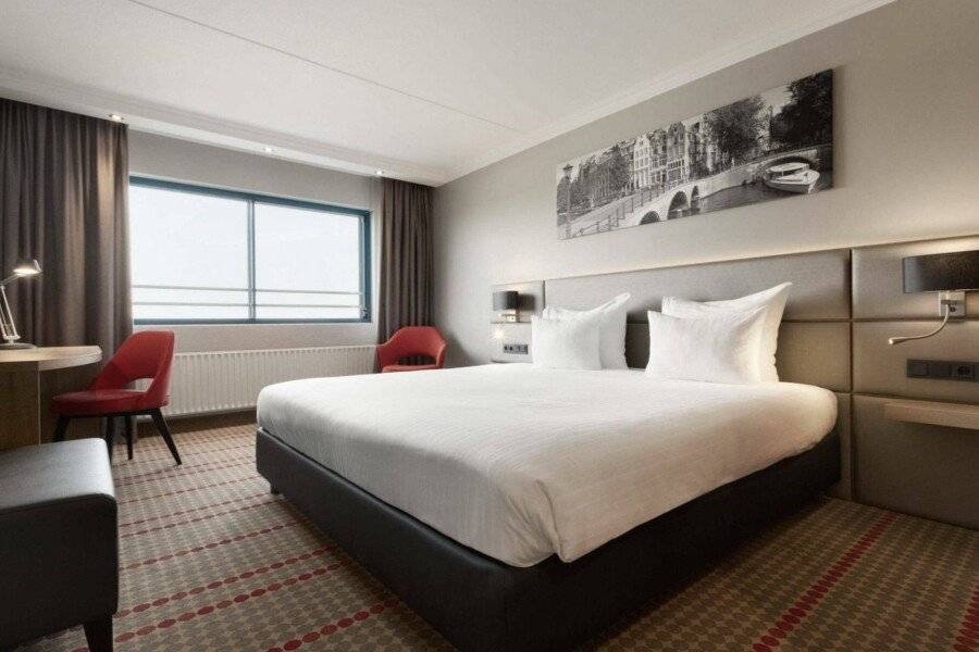 Ramada by Wyndham Amsterdam Airport Schiphol hotel bedroom