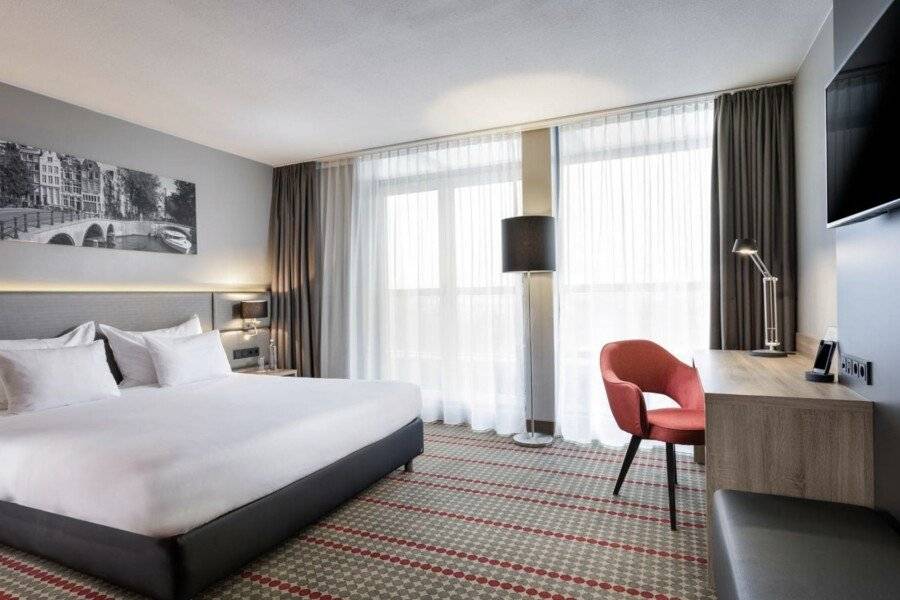 Ramada by Wyndham Amsterdam Airport Schiphol hotel bedroom