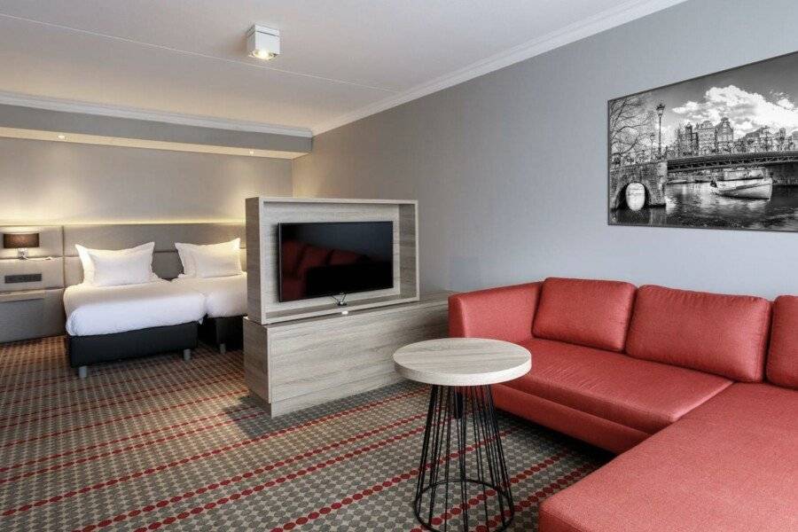 Ramada by Wyndham Amsterdam Airport Schiphol hotel bedroom