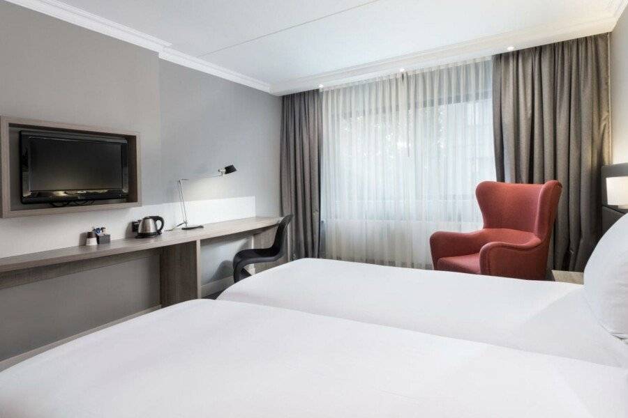 Ramada by Wyndham Amsterdam Airport Schiphol hotel bedroom