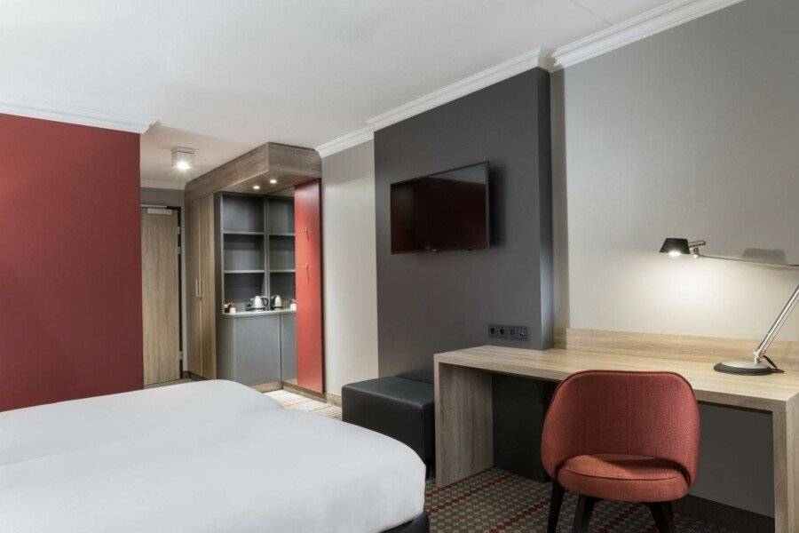 Ramada by Wyndham Amsterdam Airport Schiphol hotel bedroom