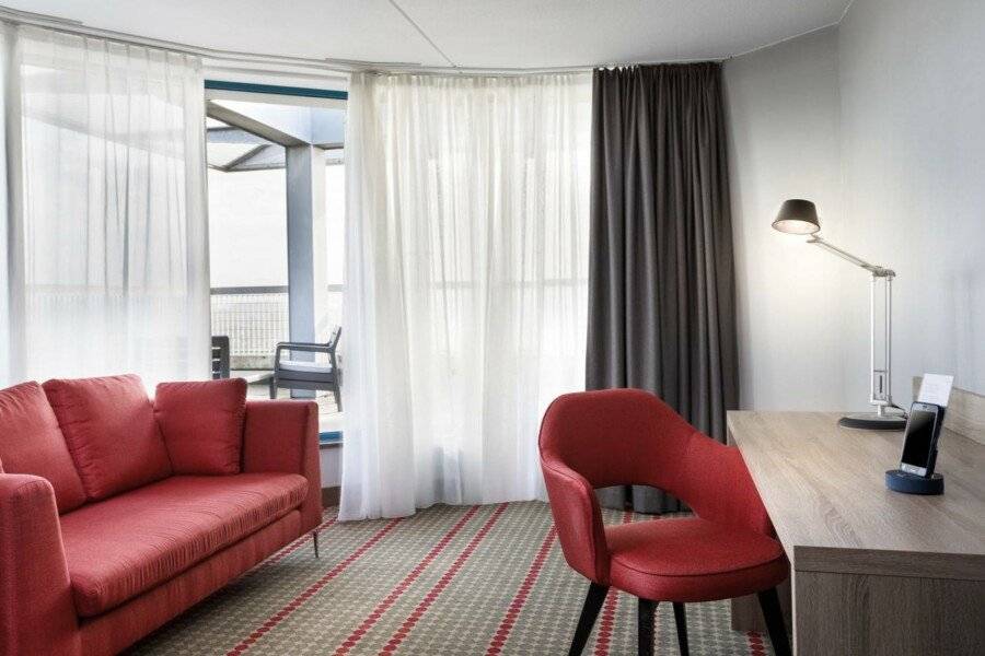 Ramada by Wyndham Amsterdam Airport Schiphol hotel bedroom