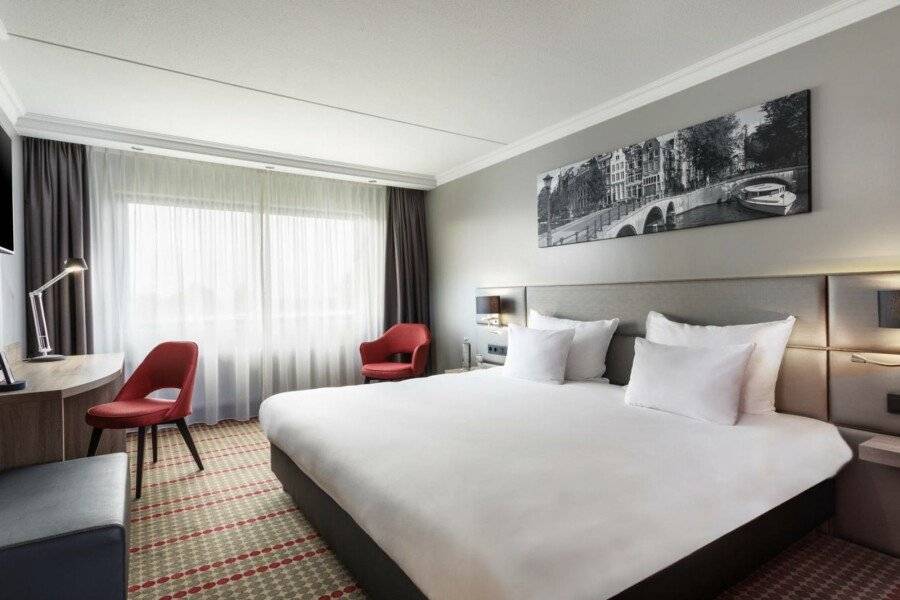 Ramada by Wyndham Amsterdam Airport Schiphol hotel bedroom