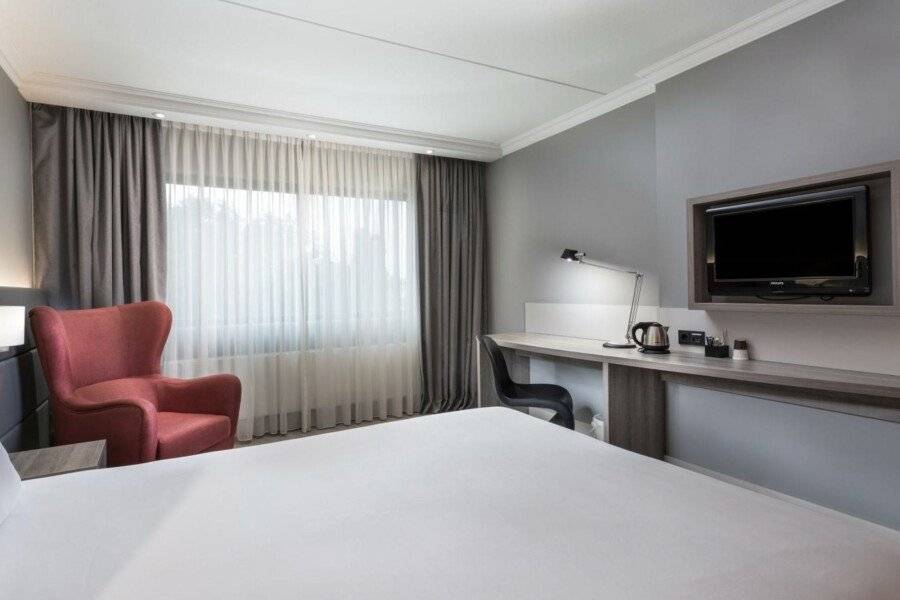 Ramada by Wyndham Amsterdam Airport Schiphol hotel bedroom