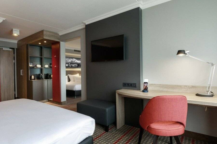 Ramada by Wyndham Amsterdam Airport Schiphol hotel bedroom