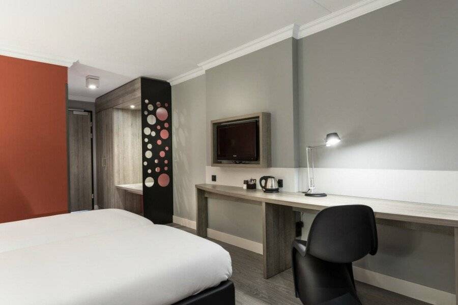 Ramada by Wyndham Amsterdam Airport Schiphol hotel bedroom