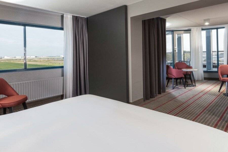 Ramada by Wyndham Amsterdam Airport Schiphol hotel bedroom