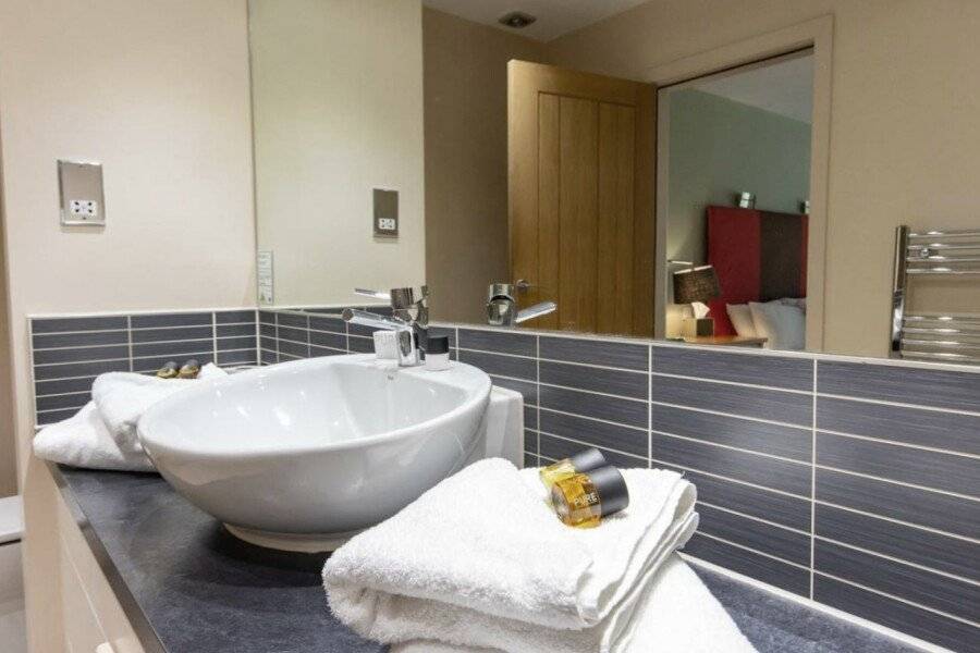 Great Hallingbury Manor & Lodges bathtub