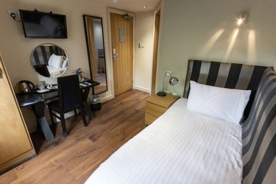 Great Hallingbury Manor & Lodges hotel bedroom