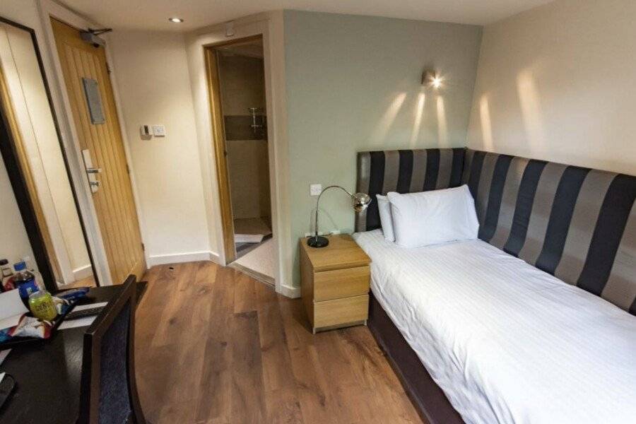 Great Hallingbury Manor & Lodges hotel bedroom