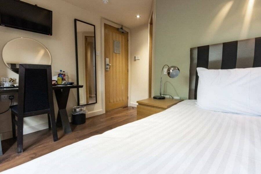 Great Hallingbury Manor & Lodges hotel bedroom