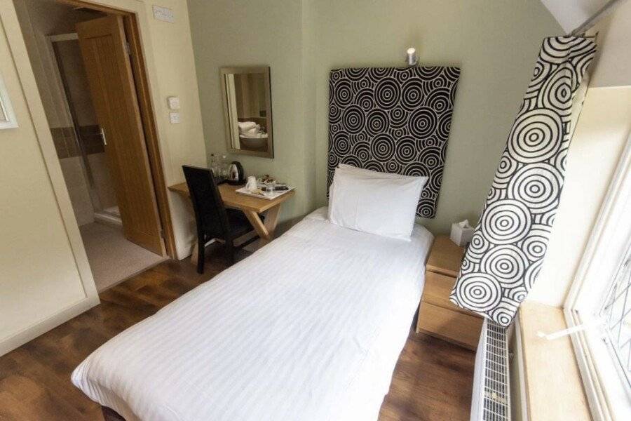 Great Hallingbury Manor & Lodges hotel bedroom