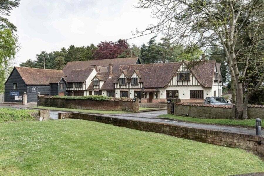 Great Hallingbury Manor & Lodges facade