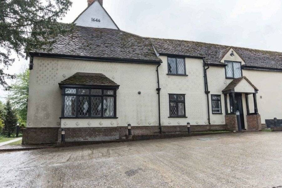 Great Hallingbury Manor & Lodges facade